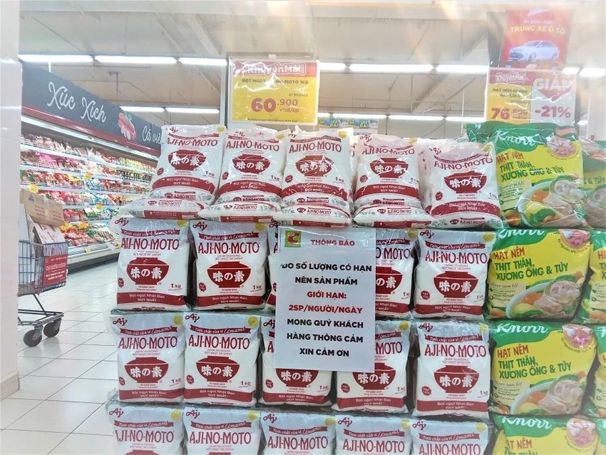 Bột ngọt giảm giá và giới hạn số lượng được mua. ẢNH: TÚ UYÊN Bột ngọt giảm giá và giới hạn số lượng được mua. ẢNH: TÚ UYÊN
