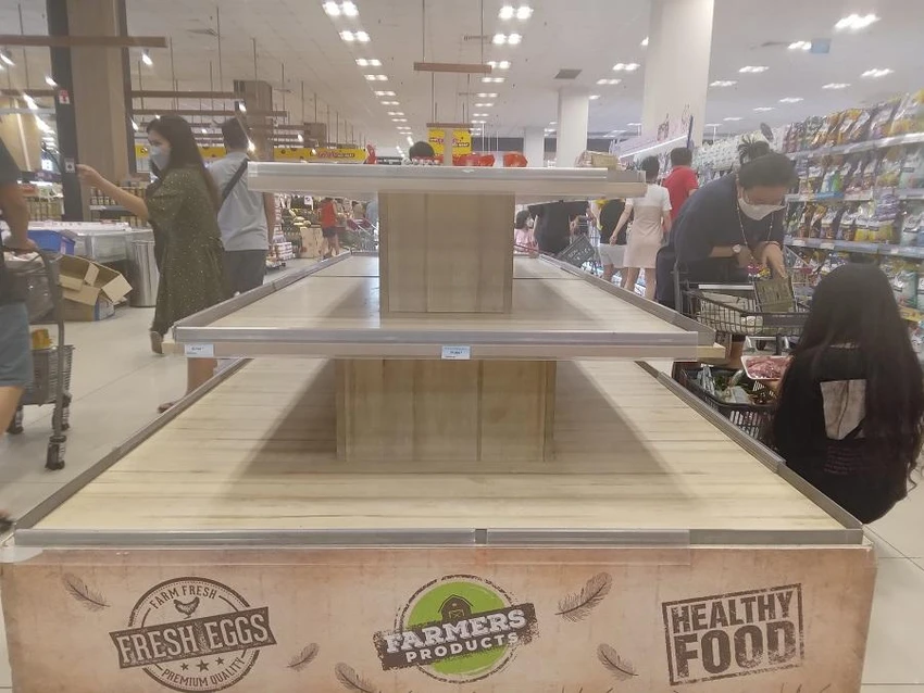 Kệ trứng tại siêu thị Aeon mall Tân Phú vào tối ngày 20-4 không còn loại nào. ẢNH: TÚ UYÊN