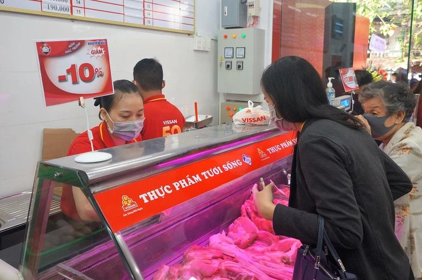 Người tiêu dùng mua thịt heo. Ảnh: TÚ UYÊN Người tiêu dùng mua thịt heo. Ảnh: TÚ UYÊN