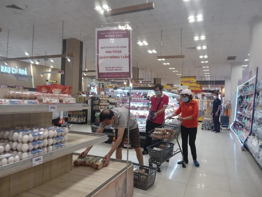 Ra vào tính tiền nhiều lần, lần cuối nhân viên siêu thị yêu cầu mua đúng số lượng theo thông báo. ẢNH: TÚ UYÊN