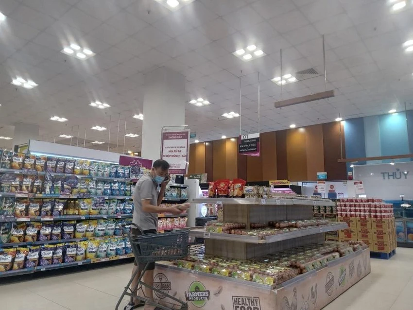 Đến kệ hàng chọn mua lúc 8 giờ, sau khi mua lần một vị khách hàng này quay trở lại mua tiếp lần 2. ẢNH: TÚ UYÊN