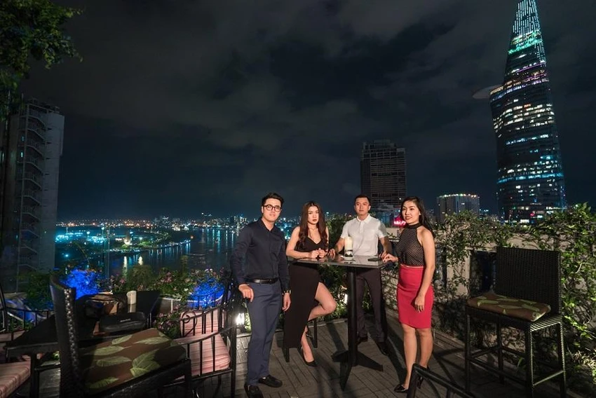 Đến khách sạn Grand vào đêm 30-4 du khách ngắm pháo hoa và toàn cảnh thành phố về đêm. ẢNH: B.VÂN Đến khách sạn Grand vào đêm 30-4 du khách ngắm pháo hoa và toàn cảnh thành phố về đêm. ẢNH: B.VÂN
