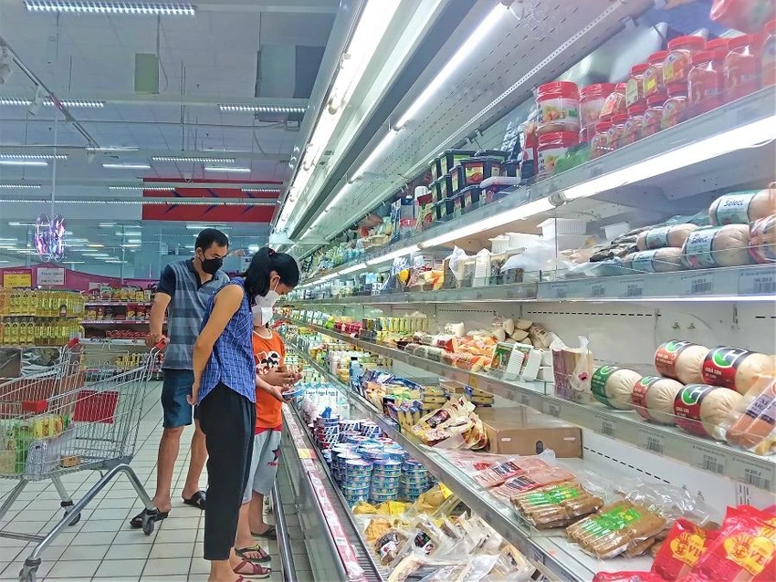 Các chương trình giảm giá thực hiện luân phiên để người dân thuận tiện mua sắm. ẢNH: TÚ UYÊN Các chương trình giảm giá thực hiện luân phiên để người dân thuận tiện mua sắm. ẢNH: TÚ UYÊN