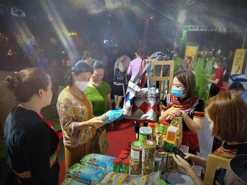 Đặc sản Bắc Kạn được nhiều khách yêu thích. ẢNH: TÚ UYÊN Đặc sản Bắc Kạn được nhiều khách yêu thích. ẢNH: TÚ UYÊN