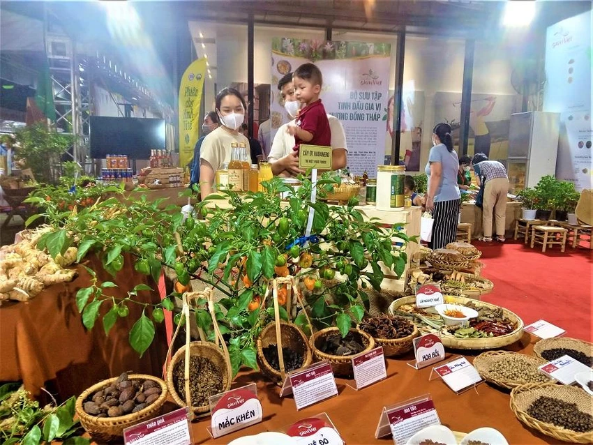 Cây ớt Habanero với độ cay gấp 100 lần ớt thường được khách tham quan quan tâm. ẢNH: TÚ UYÊN Cây ớt Habanero với độ cay gấp 100 lần ớt thường được khách tham quan quan tâm. ẢNH: TÚ UYÊN