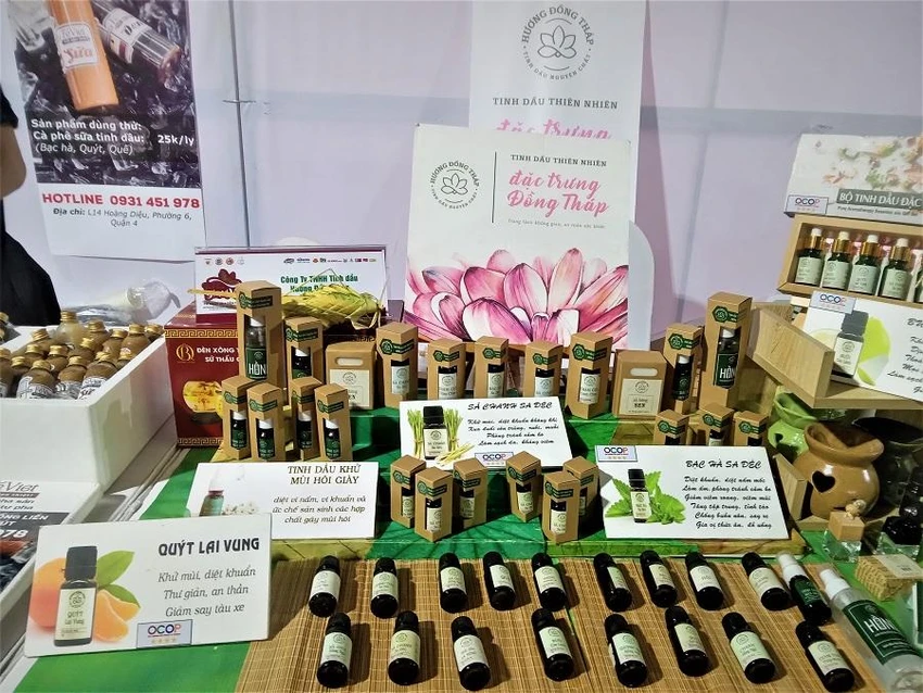 Bộ sưu tập tinh dầu gia vị Hương Đồng Tháp mang đến nhiều sản phẩm mới lạ cho khách tham quan. ẢNH: TÚ UYÊN Bộ sưu tập tinh dầu gia vị Hương Đồng Tháp mang đến nhiều sản phẩm mới lạ cho khách tham quan. ẢNH: TÚ UYÊN