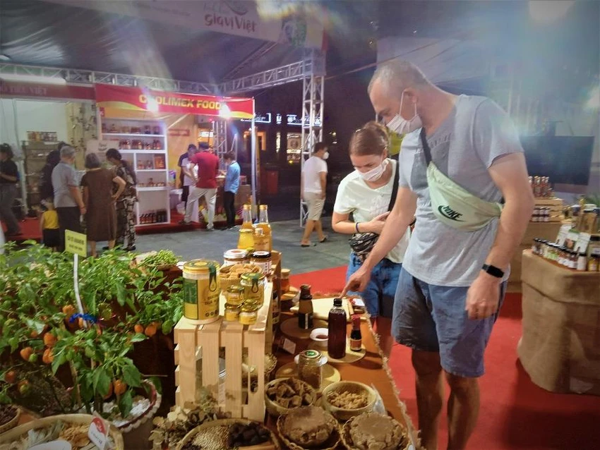 Khách nước ngoài tham quan tại lễ hội. ẢNH: TÚ UYÊN Khách nước ngoài tham quan tại lễ hội. ẢNH: TÚ UYÊN