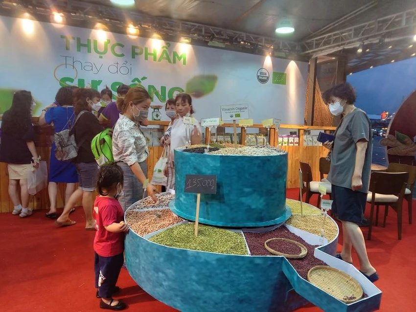 Bên cạnh gia vị các loại ngũ cốc được giới thiệu đến khách tham quan. ẢNH: TÚ UYÊN Bên cạnh gia vị các loại ngũ cốc được giới thiệu đến khách tham quan. ẢNH: TÚ UYÊN