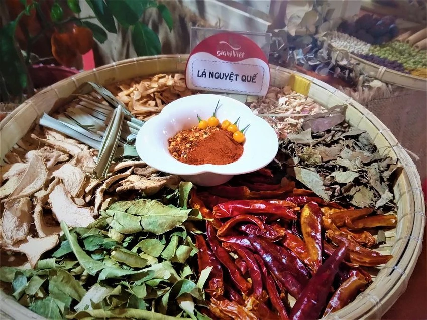 Các loại gia vị khô được trưng bày tại lễ hội. ẢNH: TÚ UYÊN Các loại gia vị khô được trưng bày tại lễ hội. ẢNH: TÚ UYÊN