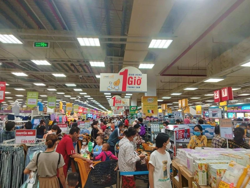 Nhiều người dân xếp hàng chờ tính tiền. Nhiều người dân xếp hàng chờ tính tiền.
