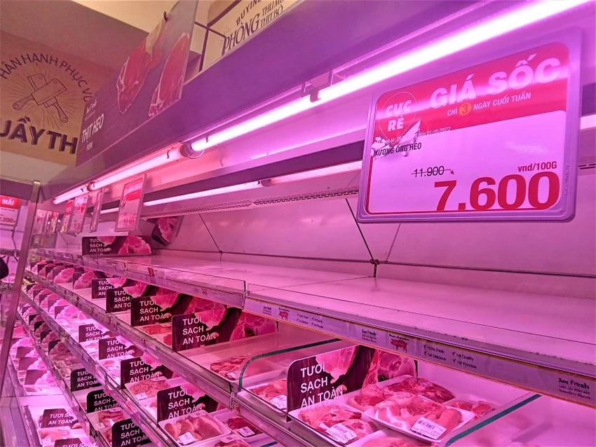 Có chương trình "Cực rẻ, giá sốc chỉ ba ngày cuối tuần" nên xương, thịt heo không còn trên kệ hàng. Có chương trình "Cực rẻ, giá sốc chỉ ba ngày cuối tuần" nên xương, thịt heo không còn trên kệ hàng.