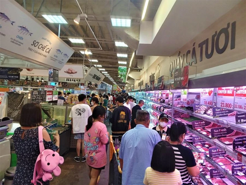 Tại siêu thị Emart, ngành hàng tươi sống rất đông khách. Tại siêu thị Emart, ngành hàng tươi sống rất đông khách.