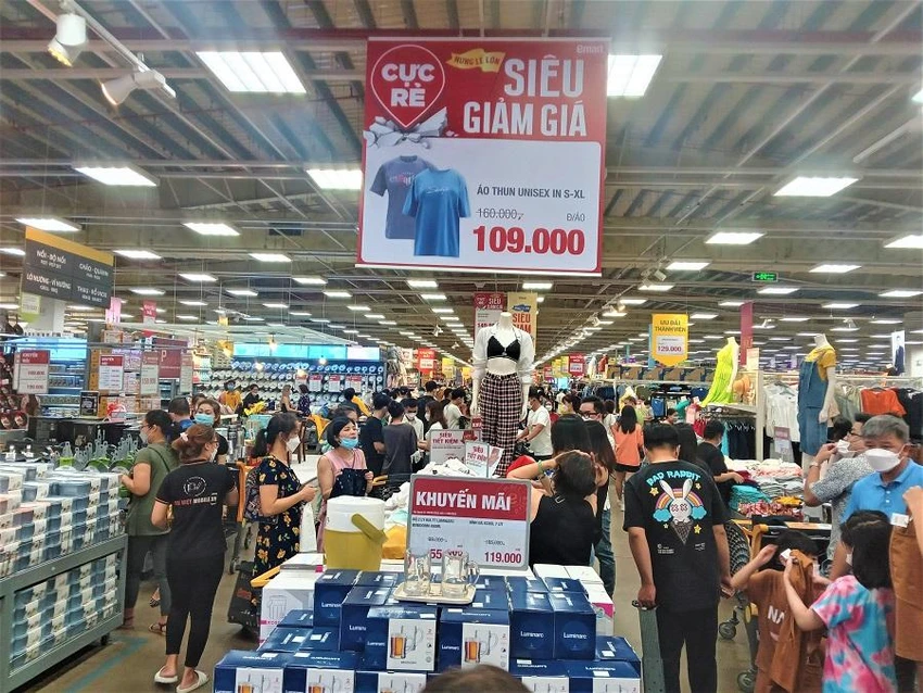 Các đơn vị kinh doanh đẩy mạnh khuyến mãi kích cầu mua sắm dịp lễ 30-4. ẢNH: TÚ UYÊN Các đơn vị kinh doanh đẩy mạnh khuyến mãi kích cầu mua sắm dịp lễ 30-4. ẢNH: TÚ UYÊN