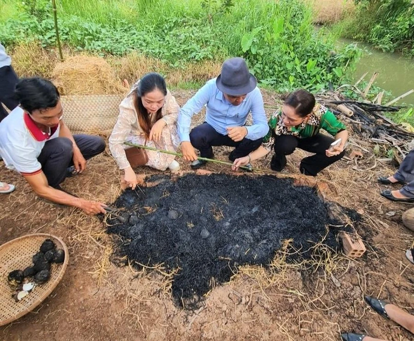 Cồn Hô không có điện, du khách tranh thủ trước khi trời tối trải nghiệm nướng trứng gà. Cồn Hô không có điện, du khách tranh thủ trước khi trời tối trải nghiệm nướng trứng gà.