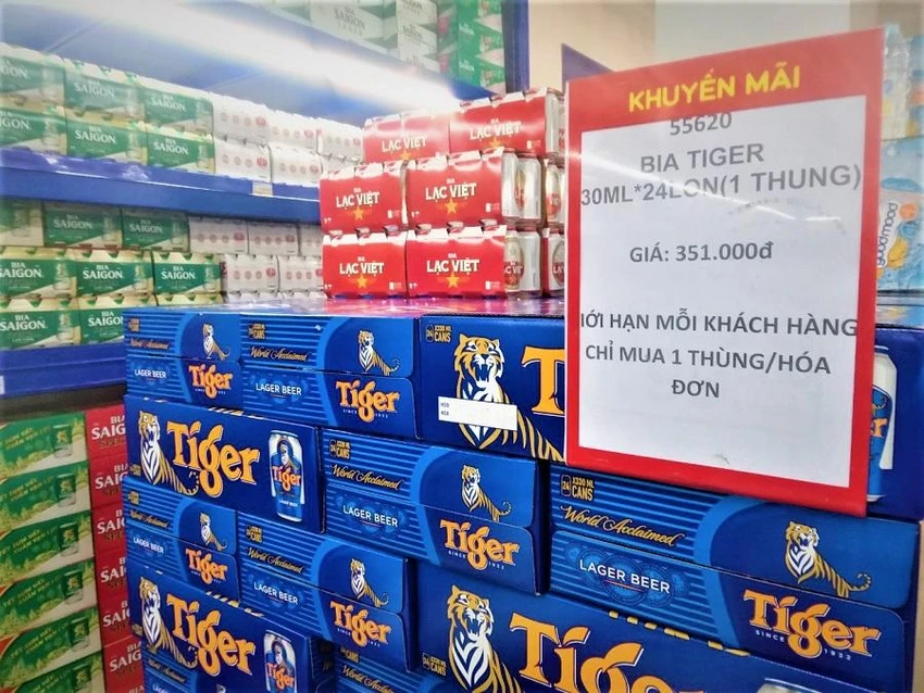 Siêu thị giới hạn số lượng bia được mua. ẢNH: TÚ UYÊN Siêu thị giới hạn số lượng bia được mua. ẢNH: TÚ UYÊN