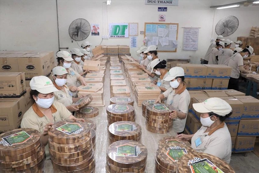 Công nhân Công ty Cổ phần chế biến gỗ Đức Thành sản xuất thớt gỗ xuất khẩu. Ảnh minh họa: T.DƯƠNG Công nhân Công ty Cổ phần chế biến gỗ Đức Thành sản xuất thớt gỗ xuất khẩu. Ảnh minh họa: T.DƯƠNG
