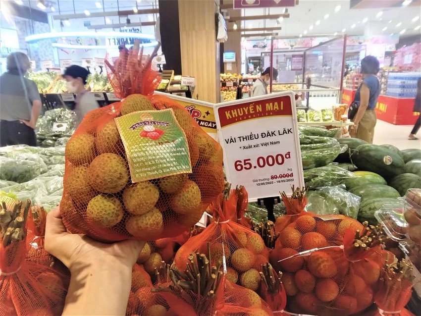 Vải thiều Đắk Lắk bày bán tại siêu thị Aeon Tân Phú. ẢNH: TÚ UYÊN Vải thiều Đắk Lắk bày bán tại siêu thị Aeon Tân Phú. ẢNH: TÚ UYÊN