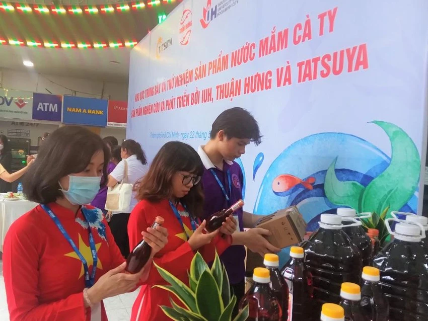 Lần đầu tiên sản phẩm nước mắm truyền thống ra đời với sự kết hợp giữa nhà trường và doanh nghiệp. ẢNH: TÚ UYÊN Lần đầu tiên sản phẩm nước mắm truyền thống ra đời với sự kết hợp giữa nhà trường và doanh nghiệp. ẢNH: TÚ UYÊN