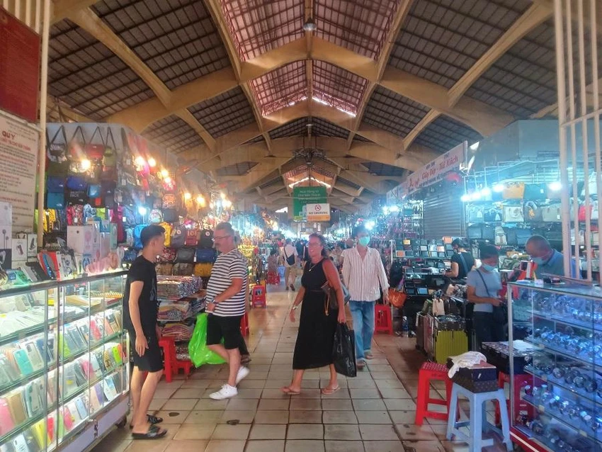 Chợ Bến Thành tùy khu vực mới có nhiều khách đi tham quan mua sắm Chợ Bến Thành tùy khu vực mới có nhiều khách đi tham quan mua sắm