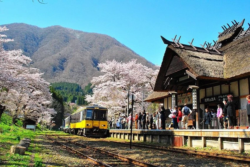 Nhà ga Yunokami Onsen tỉnh Fukushima là một trong hai ga tàu lợp mái tranh còn hoạt động ở Nhật Bản. ẢNH: JNTO