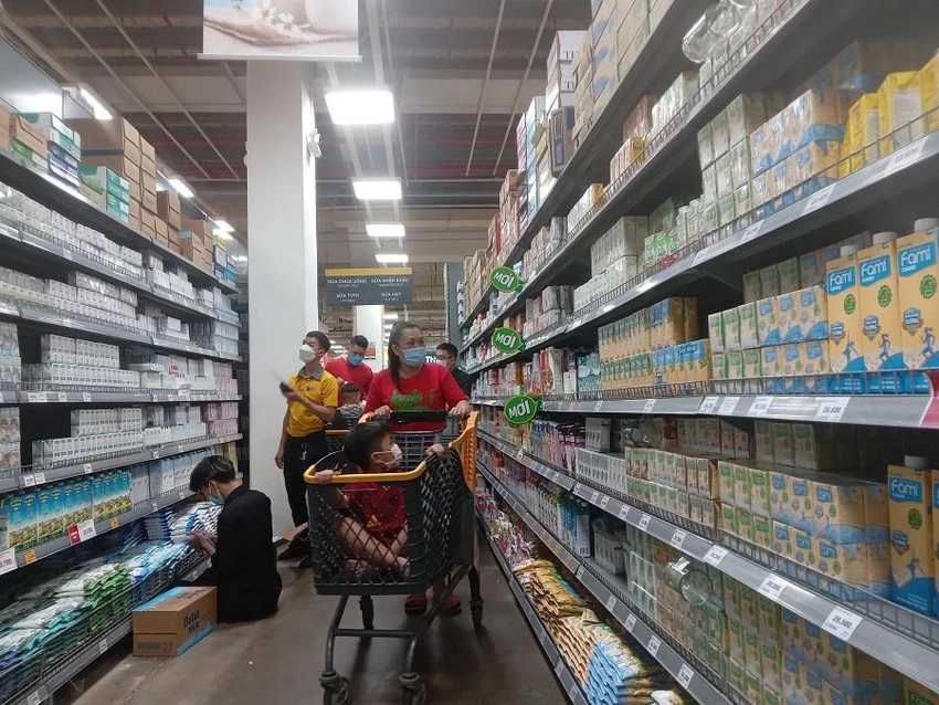 Người dân mua sắm tại siêu thị.