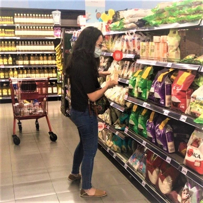 Người tiêu dùng mua gạo tại siêu thị. ẢNH: TÚ UYÊN Người tiêu dùng mua gạo tại siêu thị. ẢNH: TÚ UYÊN