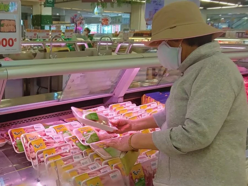 Thịt gà giá trị dinh dưỡng cao không kém hải sản và giá hợp túi tiền. Ảnh: TÚ UYÊN Thịt gà giá trị dinh dưỡng cao không kém hải sản và giá hợp túi tiền. Ảnh: TÚ UYÊN