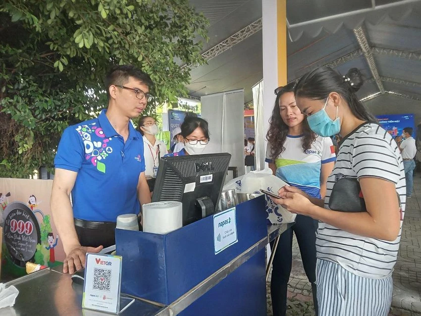 Người dân mua sắm thanh toán tại "Chợ phiên Không tiền mặt" ẢNH: TÚ UYÊN