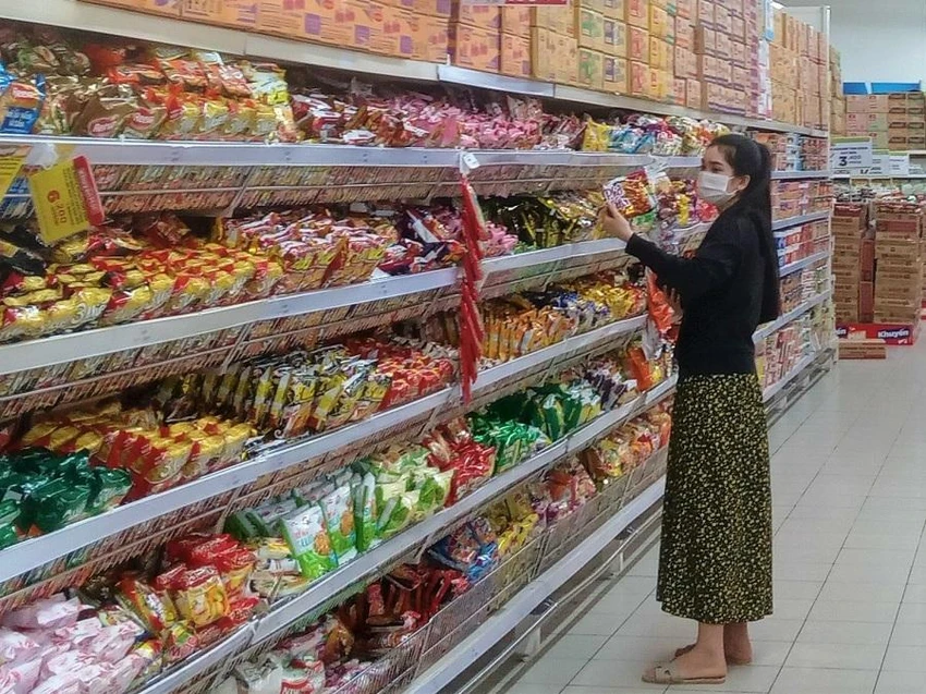Người tiêu dùng chọn mua các sản phẩm mì, bún, phở tại siêu thị. ẢNH: TÚ UYÊN Người tiêu dùng chọn mua các sản phẩm mì, bún, phở tại siêu thị. ẢNH: TÚ UYÊN