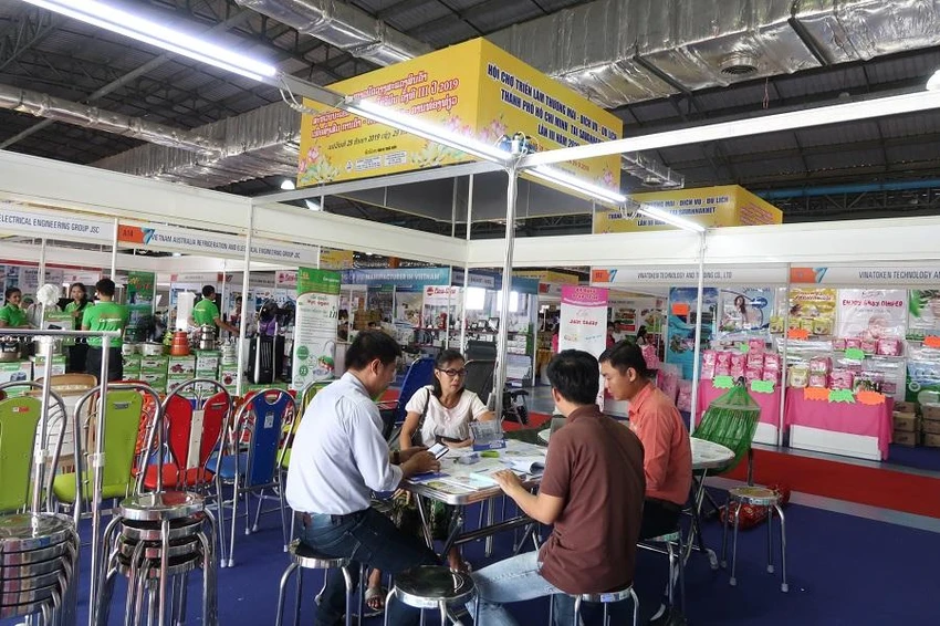 Hàng Việt tại Hội chợ triễn lãm thương mại dịch vụ-dịch vụ-du lịch TP.HCM tỉnh Savanakhet 2019. ẢNH: C.NGỌC Hàng Việt tại Hội chợ triễn lãm thương mại dịch vụ-dịch vụ-du lịch TP.HCM tỉnh Savanakhet 2019. ẢNH: C.NGỌC