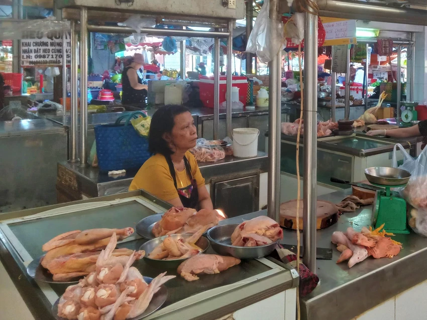 Giá gà tăng cao, tiểu thương buôn bán ế ẩm. Giá gà tăng cao, tiểu thương buôn bán ế ẩm.