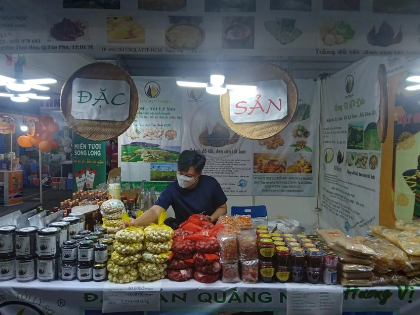 Tỏi Lý Sơn, hành tím Lý Sơn bán được nhiều nhất từ tối khai mạc đến chiều 29-6. Tỏi Lý Sơn, hành tím Lý Sơn bán được nhiều nhất từ tối khai mạc đến chiều 29-6.