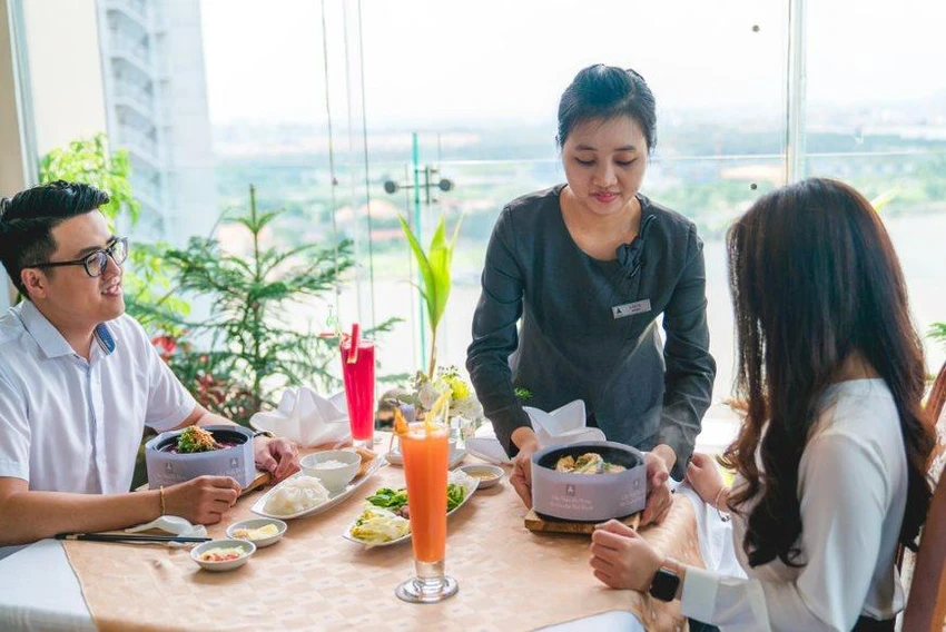 Sáu tháng đầu năm, doanh thu dịch vụ lưu trú và ăn uống đạt 40.152 tỉ đồng. Ảnh: Saigontourist Group Sáu tháng đầu năm, doanh thu dịch vụ lưu trú và ăn uống đạt 40.152 tỉ đồng. Ảnh: Saigontourist Group
