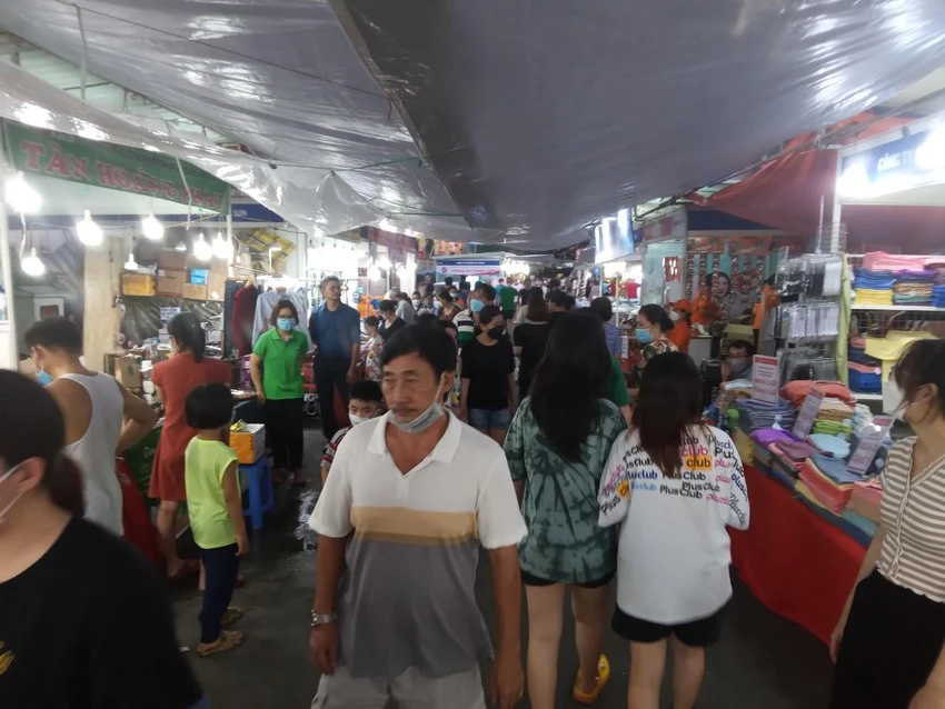 Rất đông khách tham quan hội chợ. Rất đông khách tham quan hội chợ.