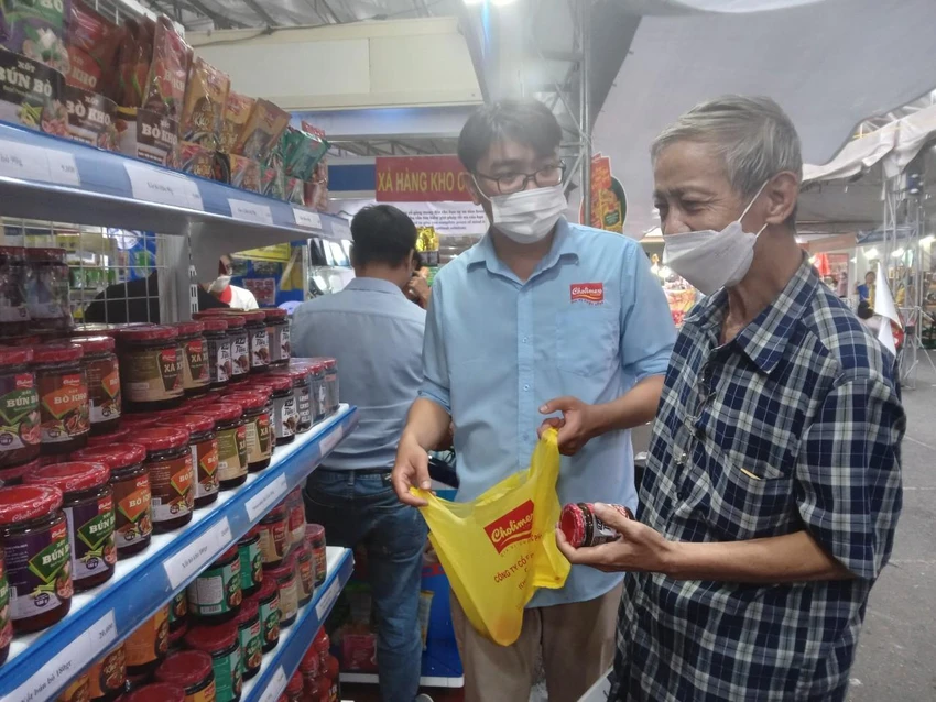 Các sản phẩm gia vị được người dân mua sắm tại hội chợ Các sản phẩm gia vị được người dân mua sắm tại hội chợ