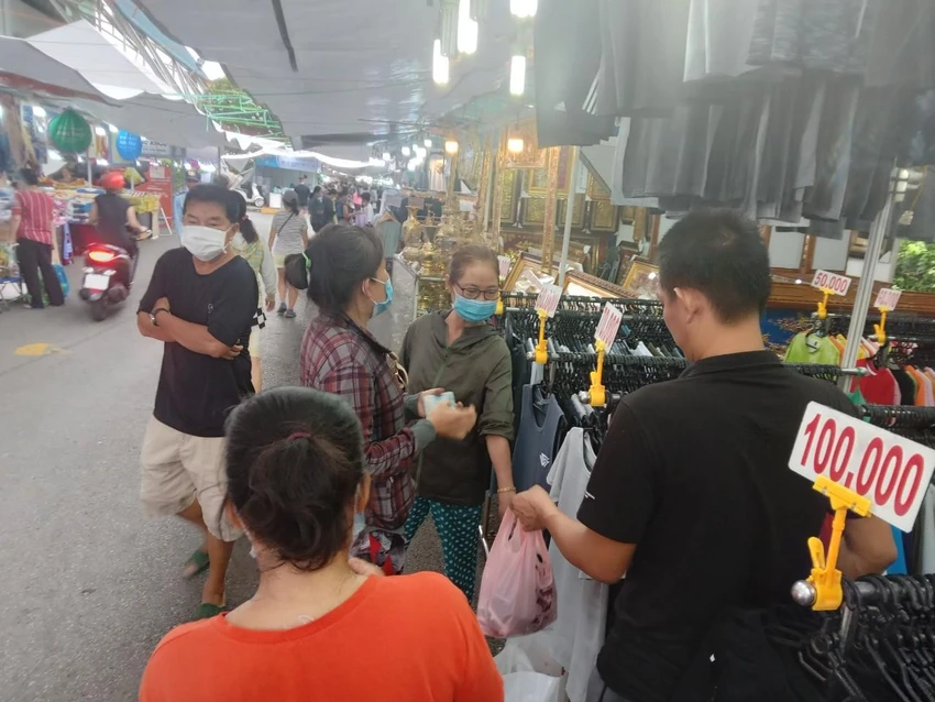 Quần áo thời trang với giá hời được người dân mua sắm. Quần áo thời trang với giá hời được người dân mua sắm.