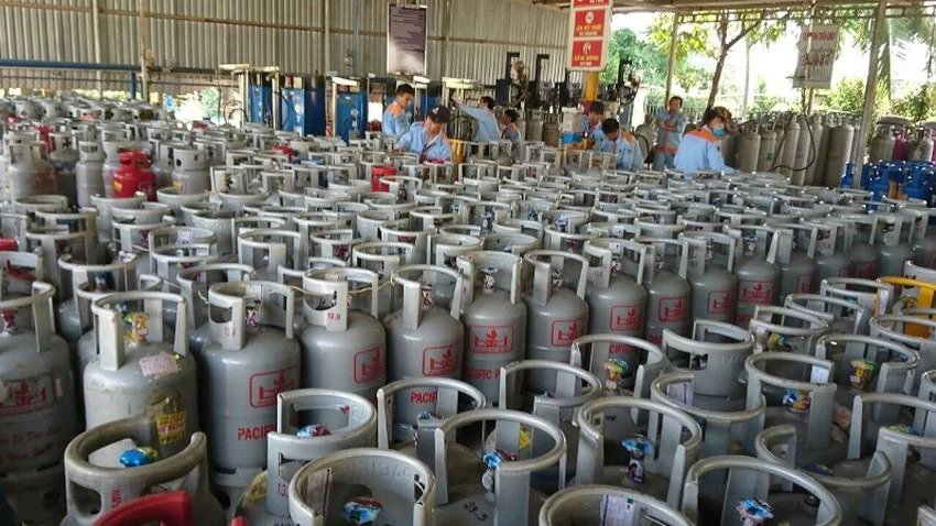 Các công ty điều chỉnh giá gas tháng 7 giảm 7.000 đồng/bình 12kg. Các công ty điều chỉnh giá gas tháng 7 giảm 7.000 đồng/bình 12kg.