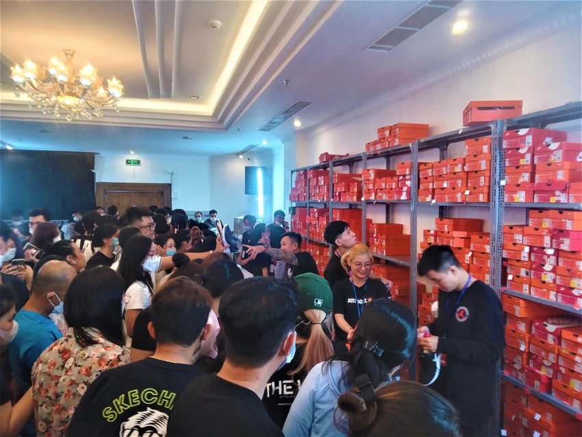 Khó chen chân để mua giày hiệu giảm giá Khó chen chân để mua giày hiệu giảm giá