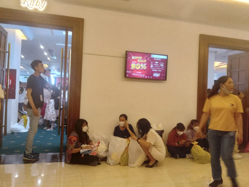 Nhiều người xem lại hàng hóa trước khi tính tiền Nhiều người xem lại hàng hóa trước khi tính tiền