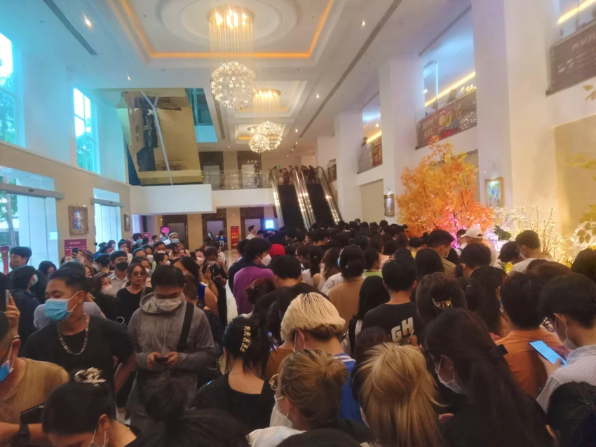 Hàng trăm khách hàng kiên nhẫn chờ lên thang cuốn Hàng trăm khách hàng kiên nhẫn chờ lên thang cuốn