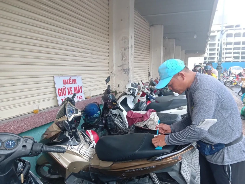 Bãi xe của chợ Bến Thành giữ giá 5.000 đồng/chiếc. ẢNH: TÚ UYÊN Bãi xe của chợ Bến Thành giữ giá 5.000 đồng/chiếc. ẢNH: TÚ UYÊN