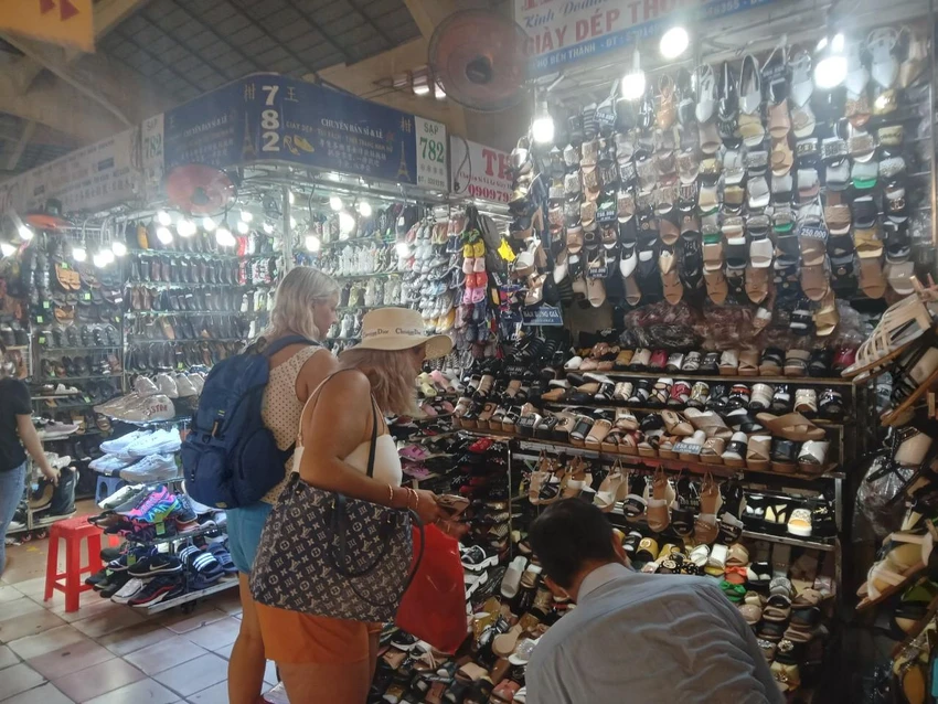 Du khách mua sắm tại chợ Bến Thành chiều ngày 8-7. ẢNH: TÚ UYÊN Du khách mua sắm tại chợ Bến Thành chiều ngày 8-7. ẢNH: TÚ UYÊN