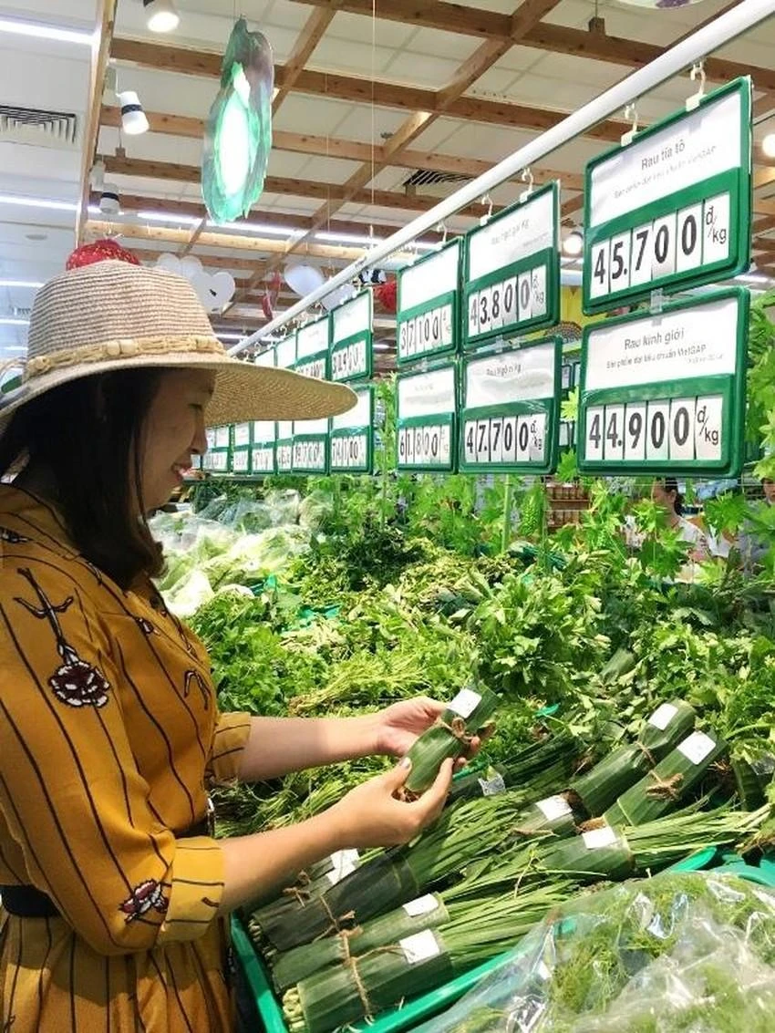 Siêu thị gói các loại rau bằng lá chuối để bảo vệ môi trường.