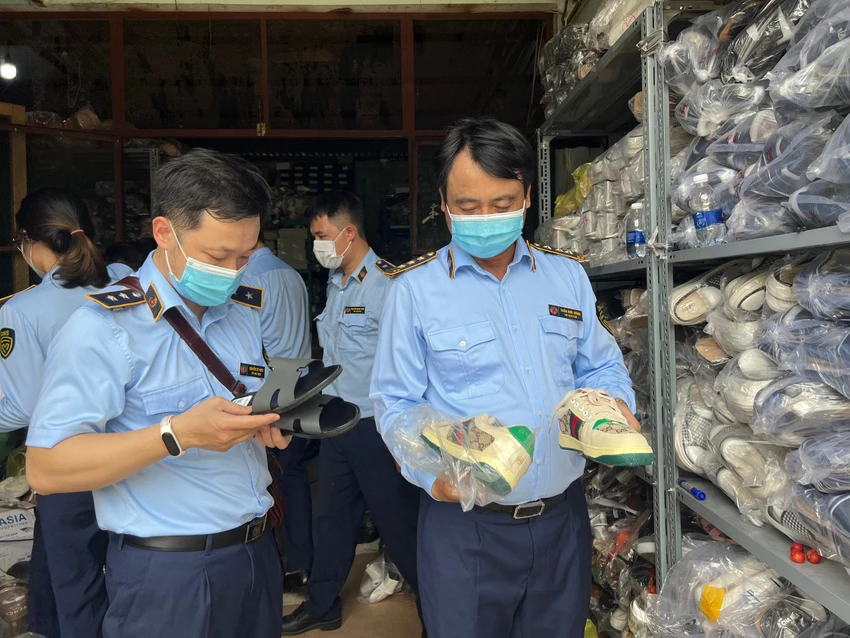 Tháng 4-2022 lực lượng chức năng tỉnh Thanh Hóa kiểm tra 5 kho chứa nghi hàng giả bán qua live stream. Ảnh: Tổng Cục quản lý thị trường