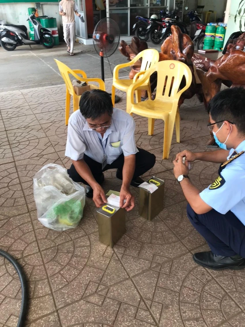 Tháng 6-2022, lực lượng QLTT tỉnh Tây Ninh niêm phong mẫu xăng dầu đi kiểm nghiệm chất lượng. ẢNH: Cục QLTT tỉnh Tây Ninh