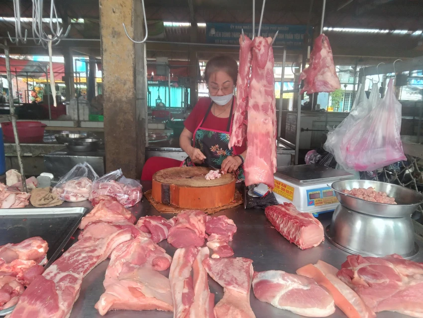 Giá thịt heo bán lẻ vẫn còn ở mức cao. ẢNH: TÚ UYÊN Giá thịt heo bán lẻ vẫn còn ở mức cao. ẢNH: TÚ UYÊN