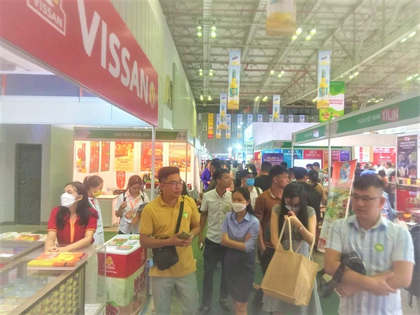 Ngày đầu khai mạc triển lãm thu hút hàng trăm khách đến tham quan Ngày đầu khai mạc triển lãm thu hút hàng trăm khách đến tham quan