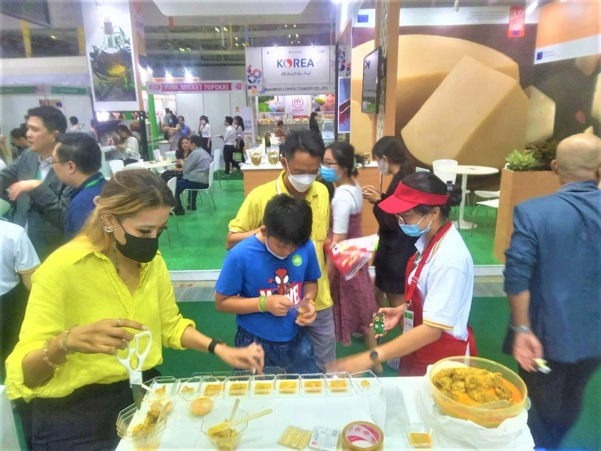 Gian hàng từ Singapore giới thiệu đến khách tham quan món ăn Lemak Chili Padi Gian hàng từ Singapore giới thiệu đến khách tham quan món ăn Lemak Chili Padi