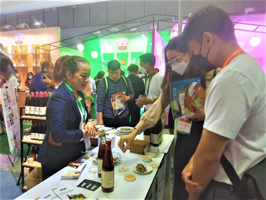 Nước mắm chay sản xuất từ trái thơm khách dùng thử cùng chả chay Nước mắm chay sản xuất từ trái thơm khách dùng thử cùng chả chay
