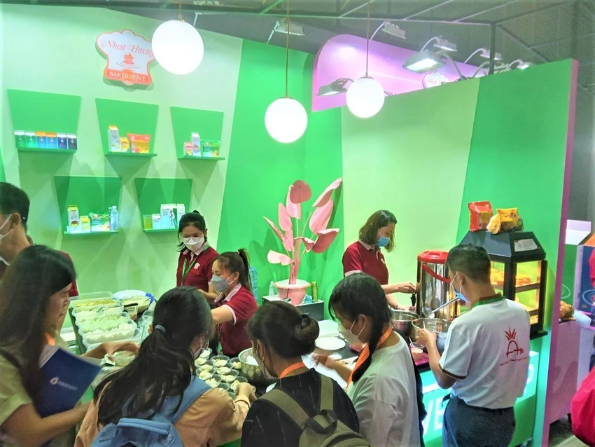 Trà sữa các loại được nhiều khách tự phục vụ Trà sữa các loại được nhiều khách tự phục vụ